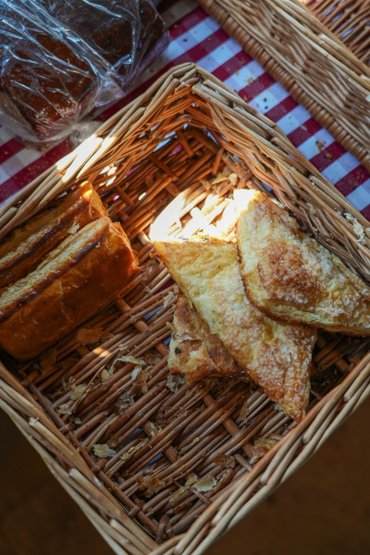 Huisgemaakt gebak in een rieten mandje
