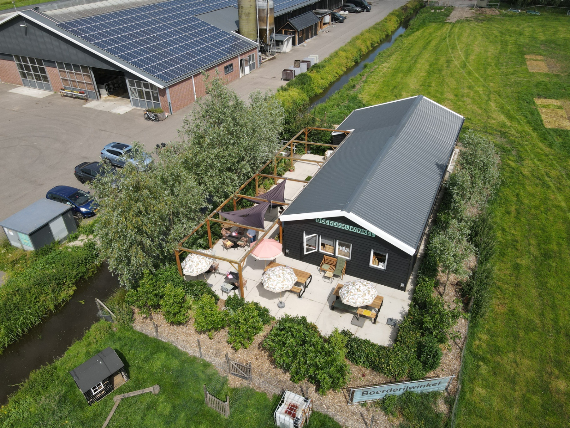 Het gezellige terras bij de boerderijwinkel
